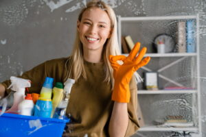 reparacion-persianas-barcelona-chica-con-productos-de-limpieza