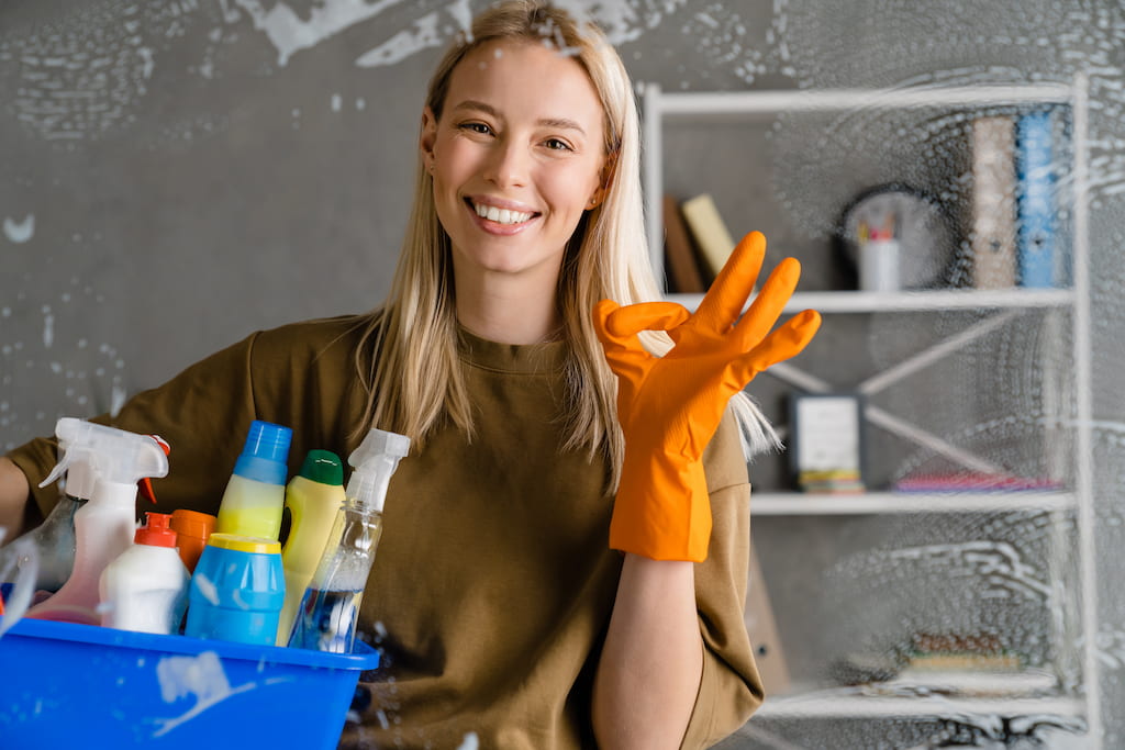 reparacion-persianas-barcelona-chica-con-productos-de-limpieza