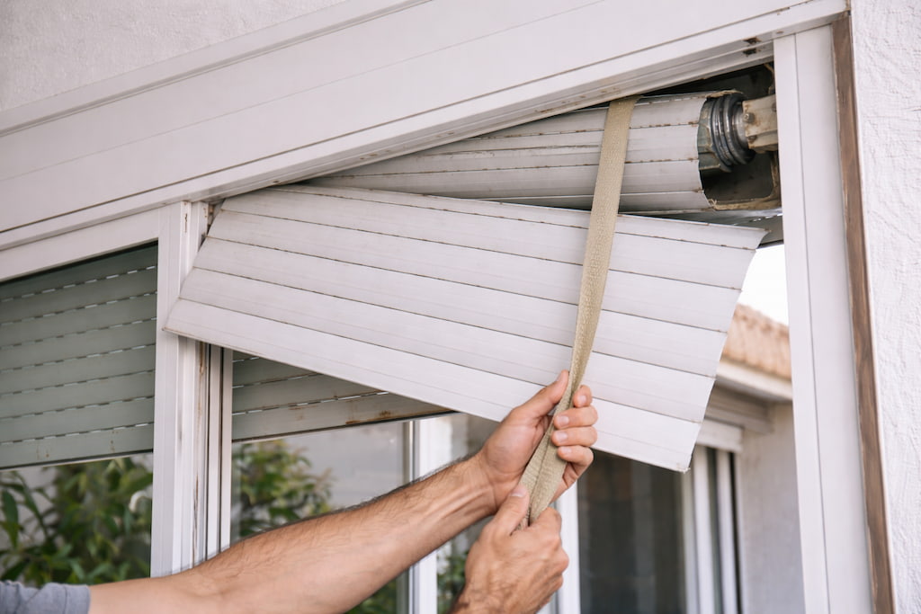 reparacion-persianas-barcelona-persiana-torcida-eje-cuerda