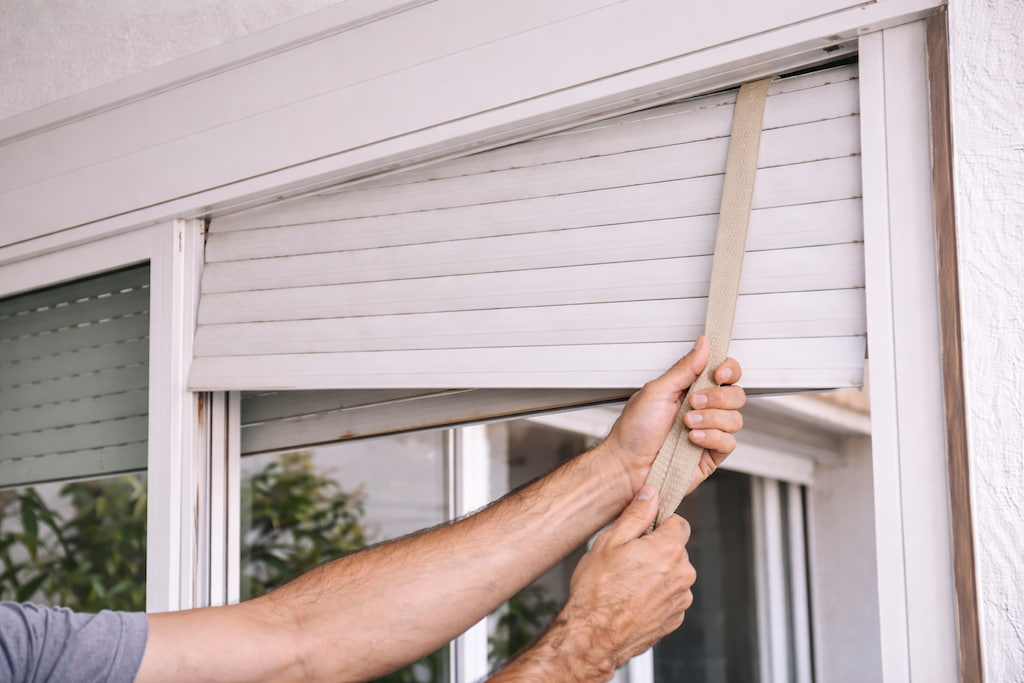 reparacion-persianas-barcelona-persiana-torcida-manos-cuerda