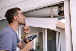 reparacion-persianas-barcelona-persiana-torcida-taladro