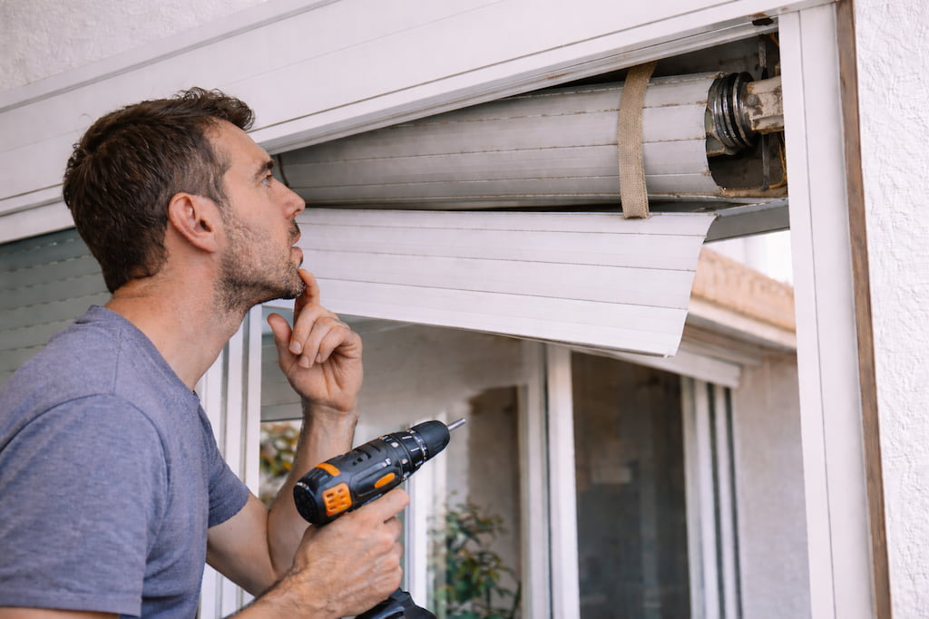 reparacion-persianas-barcelona-persiana-torcida-taladro