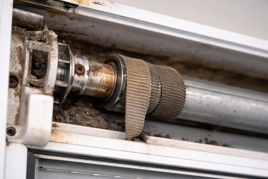 reparacion-persianas-barcelona-eje-sucio-desgastado