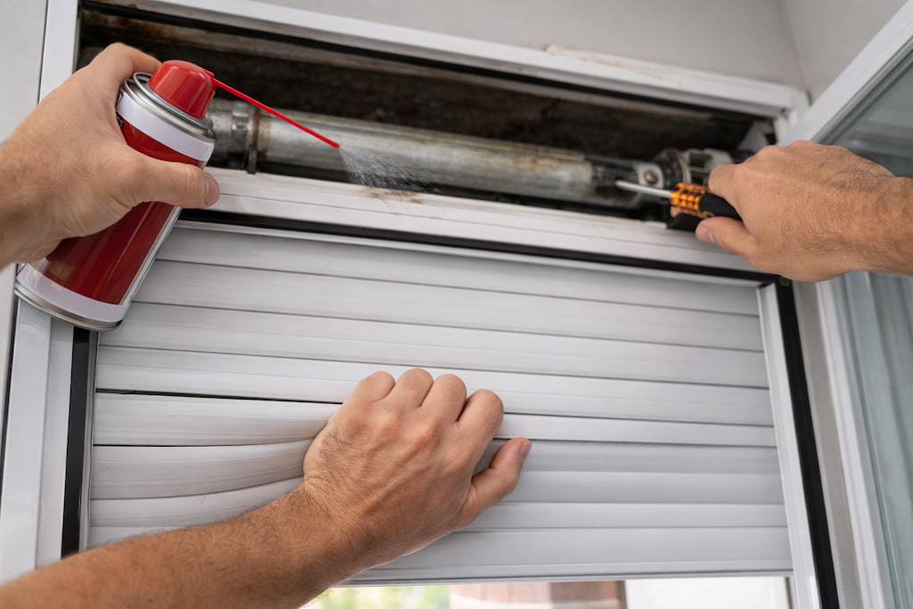 reparacion-persianas-barcelona-manos-spray-tornabis