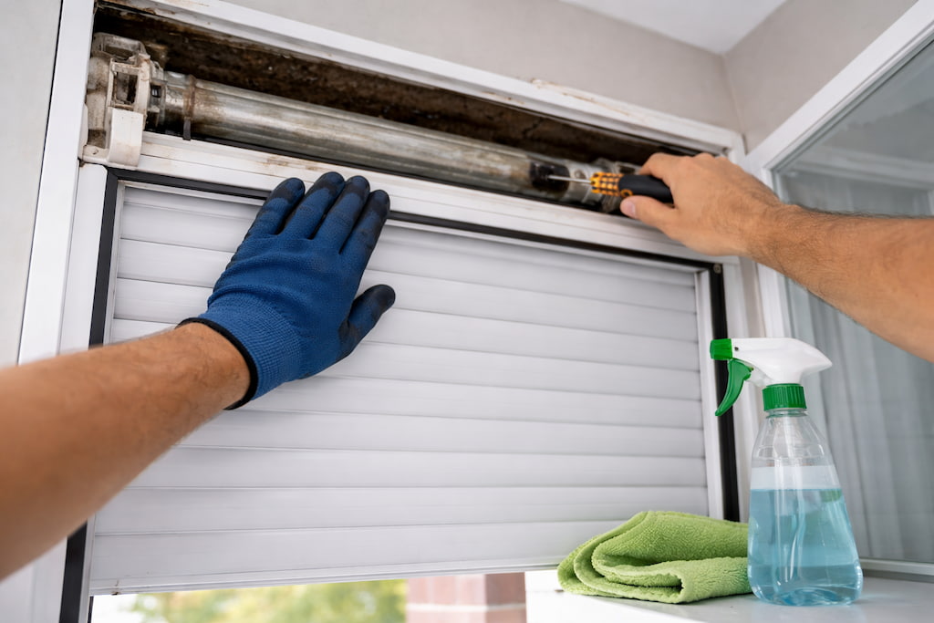 reparacion-persianas-barcelona-manos-tornabis-spray-limpiador-trapo